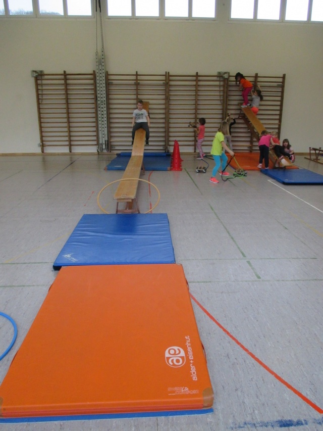 Turnen whrend dem Spielzeugfreien Kindergarten.