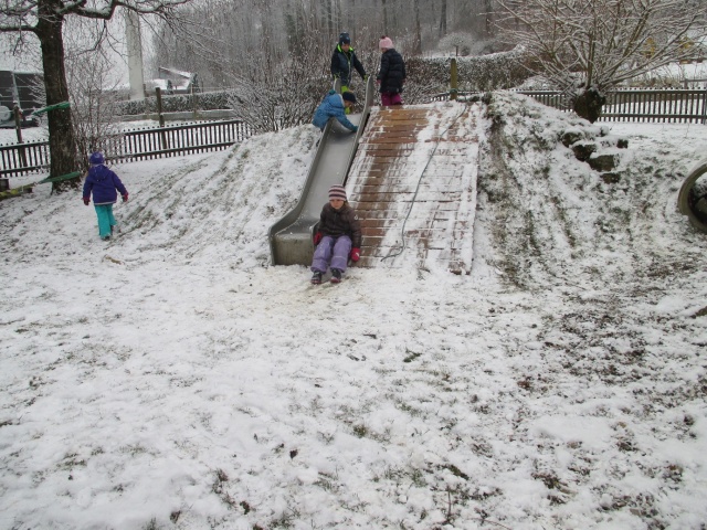 Spielen im Schnee.