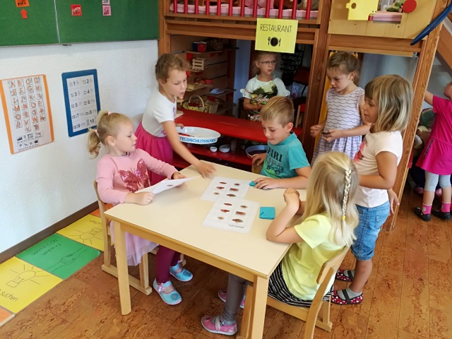 Die Kinder am Spielen im Zoorestaurant.