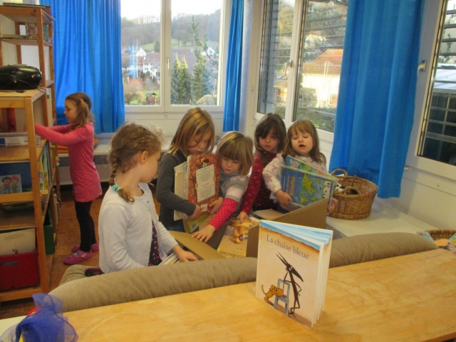 Tatkrftig packen die Kinder die gewohnten Spielsachen in Kisten, um sie bis zu den Frhlingsferien "in die Ferien" zu schicken.