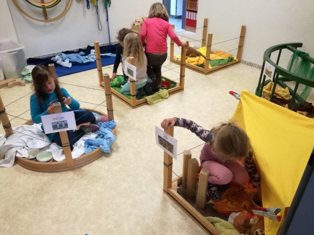 Spielen in den Tiergehegen unseres Kindergartenzoos