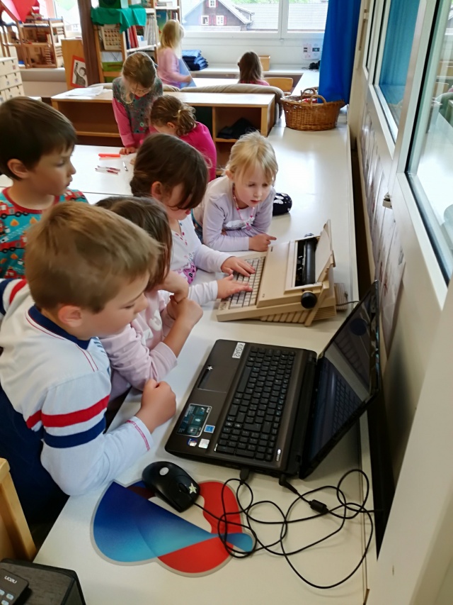 Die Kinder machen Entdeckungen auf der Schreibmaschine und am Computer im Zoobro.